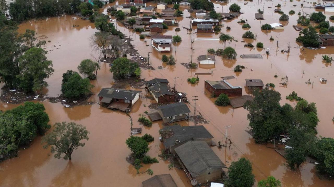 Penampakan rumah-rumah yang terendam banjir Rio Grande do Sul, Brasil, pada 3 Mei 2024. Guyuran hujan lebat menyebabkan Rio Grande do Sul, negara bagian paling selatan Brasil, dilanda banjir paling parah dalam sejarah, bahkan melebihi banjir fenomenal pa