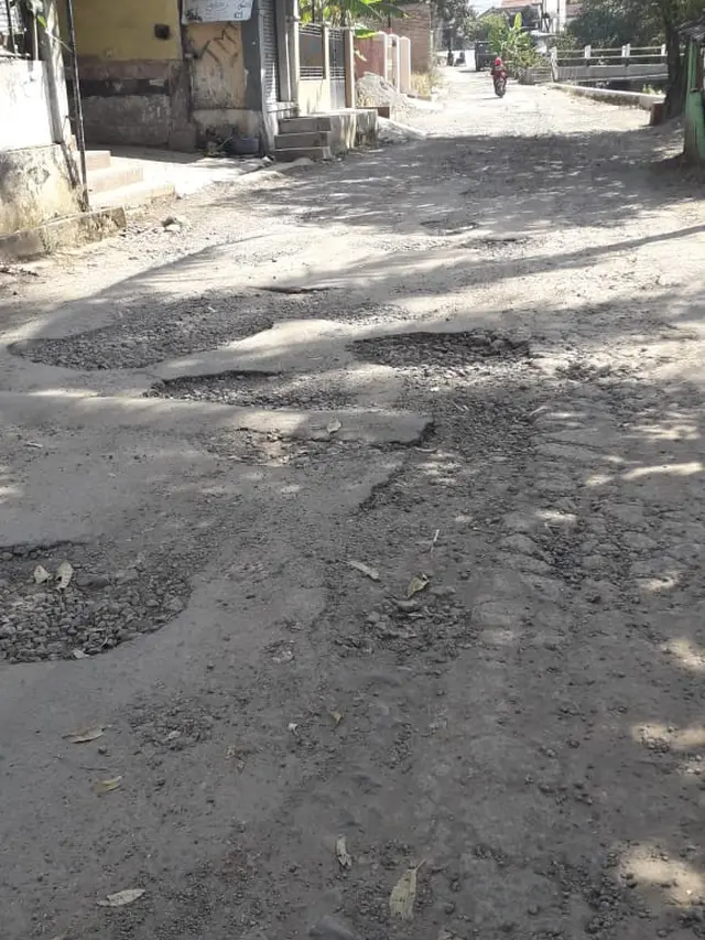 Nampak beberapa ruas jalan dibiarkan rusak dan berlubang di kabupaten Garut, padahal anggaran untuk pembangunan jalan cukup besar