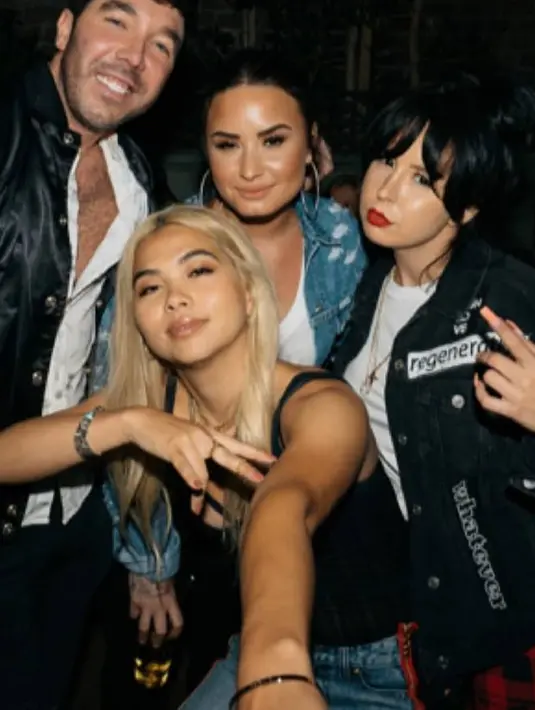 Namun dalam foto yang diunggah Hayley Kiyoko, ia seperti memegang segelas bir. (instagram/hayleykiyokogirl)