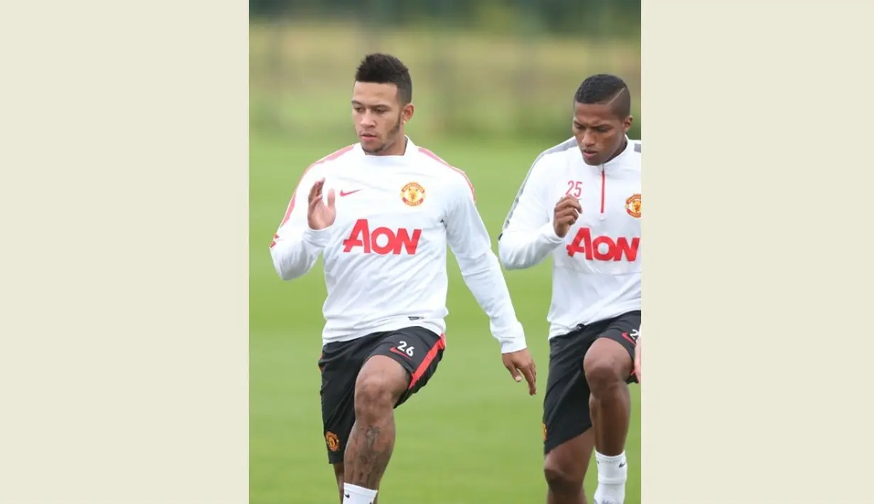 Memphis Depay yang baru direkrut Manchester United dari PSV Eindhoven menjalani latihan perdana bersama anggota tim MU di bawah pengawasan langsung sang pelatih, Louis van Gaal.. (www.manutd.com)