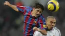 Edmilson bergabung dengan Lyon dari Sao Paulo sebelum memperkuat Barcelona tahun 2004. Peran Edmilson sangat penting di lini tengah Barcelona saat meraih gelar Liga Champions dan La Liga. (AFP/Javier Soriano)