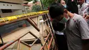  Sejumlah anak asuh panti asuhan Samuel (bermasker) usai mengikuti olah TKP (Liputan6.com/Faisal R Syam)