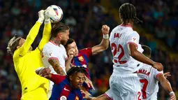 Barcelona kembali ke jalur kemenangan di Liga Spanyol 2023/2024. Barca menang 1-0 atas tamunya Sevilla berkat gol bunuh diri bek senior Sergio Ramos. (AP Photo/Joan Monfort)