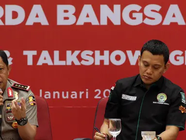 Kapolri Jenderal Pol Tito Karnavian (kiri) memberikan pemaparan saat Muspimnas DKN Garda Bangsa di Jakarta, Kamis (19/1). Muspimnas tersebut membahas tentang deradikalisasi, intoleransi, dan terorisme beserta solusinya. (Liputan6.com/Johan Tallo)