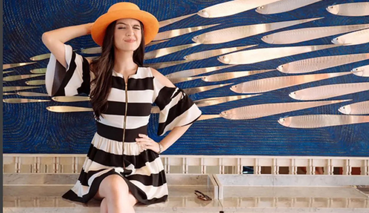 Motif garis-garis hitam putih yang dipakai Raline Shah tonjolkan keceriaan penampilannya. (via instagram/@raline_shah)