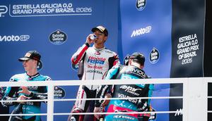 Veda Ega Pratama saat sukses finis ketiga pada balapan Moto3 Brasil di Sirkuit Ayrton Senna, Goiania. (Honda Team Asia)