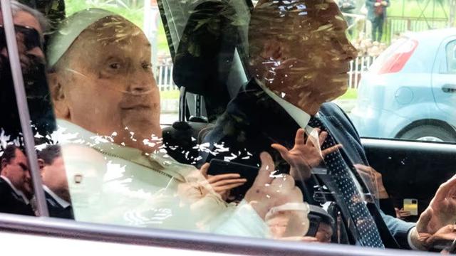 Paus Fransiskus saat meninggalkan rumah sakit di Roma pada Minggu (23/3/2025).