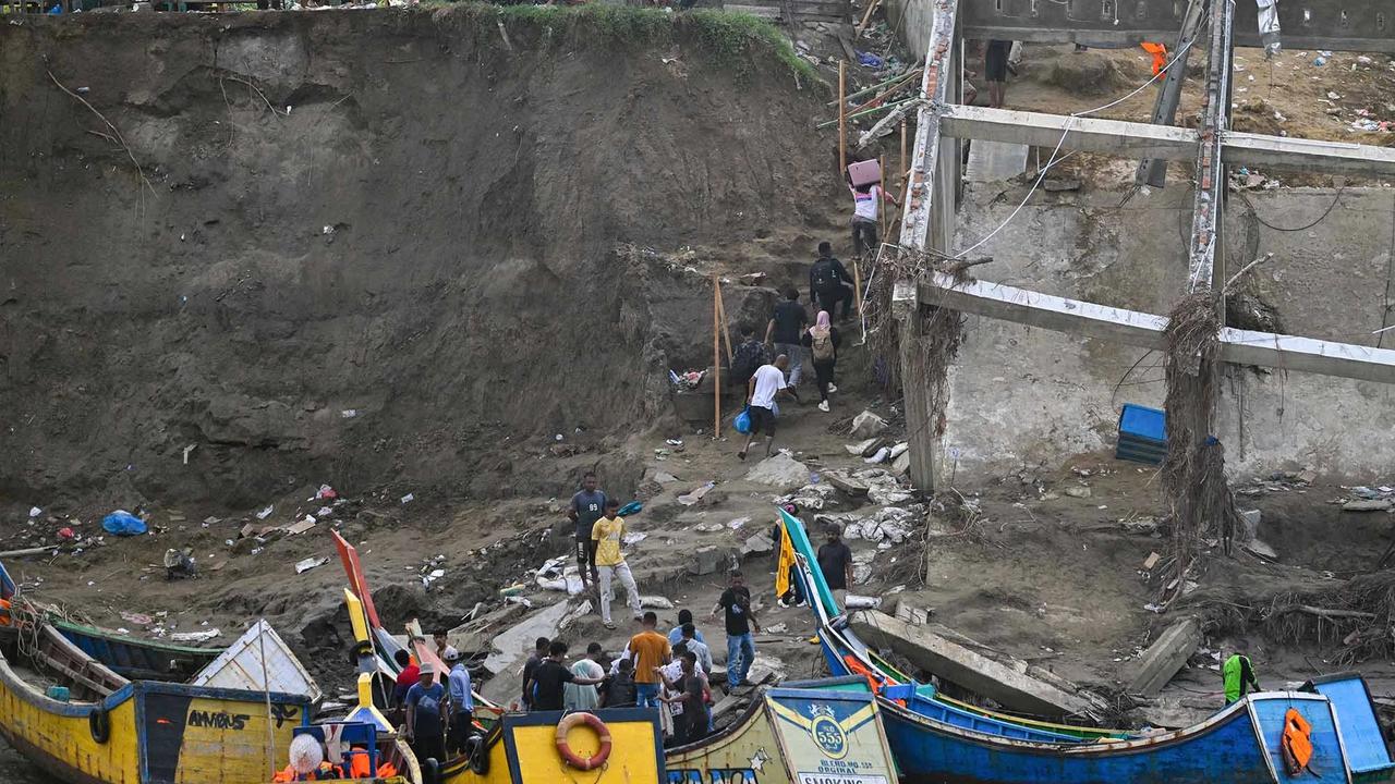 FOTO: Akses Terputus, Warga Kuta Blang Andalkan Penyeberangan Perahu Nelayan