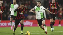 Pemain Liverpool, Diogo Jota (kanan) berusaha merebut bola dari kaki pemain Bournemouth, Max Aarons pada laga lanjutan Liga Inggris 2023/2024 di Vitality Stadium, Bournemouth, Inggris, Minggu (21/01/2024) waktu setempat. (AFP/Adrian Dennis)