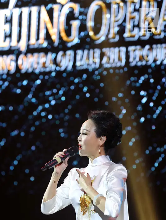 Seniman menghibur penonton pada pertunjukan Beijing Opera, di Avenue of The Star, Lippo Mall Kemang, Jakarta, Minggu (16/9). Pertunjukkan ini menghadirkan kolaborasi legenda Tiongkok dengan budaya Indonesia. (Liputan6.com/Fery Pradolo)