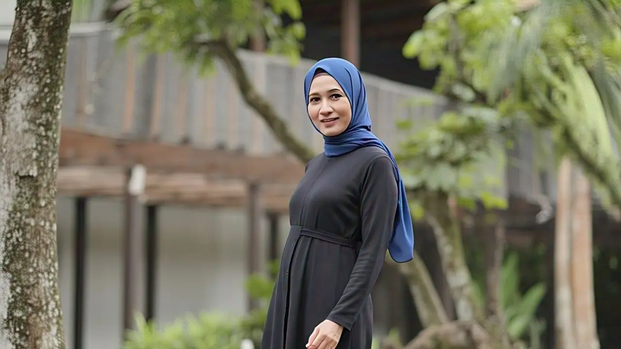 Model Gamis Warna Hitam Kombinasi untuk Usia 40an/Meta AI