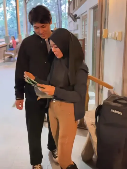 Rizky Billar sengaja memberikan hadiah kuda di ulang tahun Lesti yang ke-24. Bertepatan dengan jadwal Lesti Kejora latihan rutin yang dilakukan Lesti Kejora. Meski mundur dua hari dari tanggal kelahiran, namun Lesti Kejora mengucapkan banyak terima kasih kepada suami. (Liputan6.com/IG/@lestykejora)