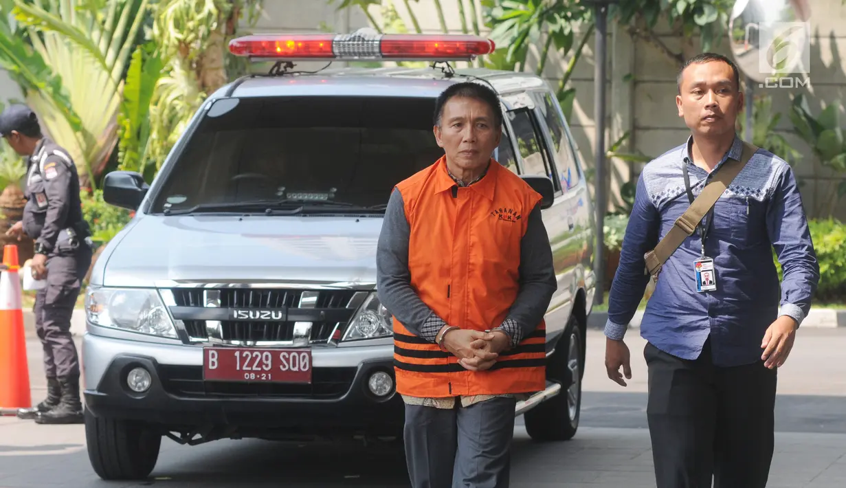 Bendahara Umum KONI Jhonny E Awuy (kiri) tiba di Gedung KPK, Jakarta, Senin (7/1). Jhonny akan menjalani pemeriksaan perdana pascaterjaring Operasi Tangkap Tangan (OTT) KPK. (Merdeka.com/Dwi Narwoko)