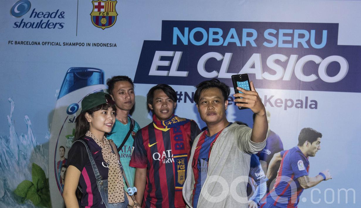 Fans Barcelona melakukan selfie sebelum nonton bareng melawan Real Madrid bersama Bola.com dan Head & Shoulders di Senayan, Jakarta, Minggu (24/4/2017). (Bola.com/Vitalis Yogi Trisna)