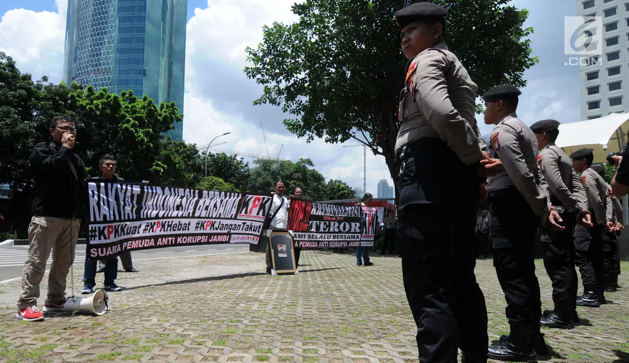 Aktivis dari Suara Pemuda Anti Korupsi (Speak) Jambi membentangkan spanduk saat menggelar "Aksi Solidaritas Dukungan Untuk KPK" di depan Gedung KPK, Jakarta, Senin (11/2). (Merdeka.com/Dwi Narwoko)