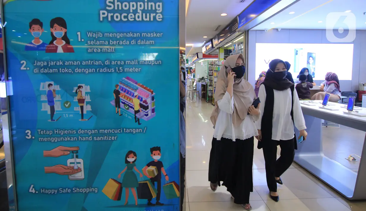 Pengunjung berjalan di Mal Tangerang City di Kota Tangerang, Banten, Selasa (23/6/2020). Sejumlah mal di Tangerang telah dibuka kembali dengan menerapkan protokol kesehatan dalam melayani masyarakat selama status Pembatasan Sosial Berskala Besar (PSBB). (Liputan6.com/Angga Yuniar)
