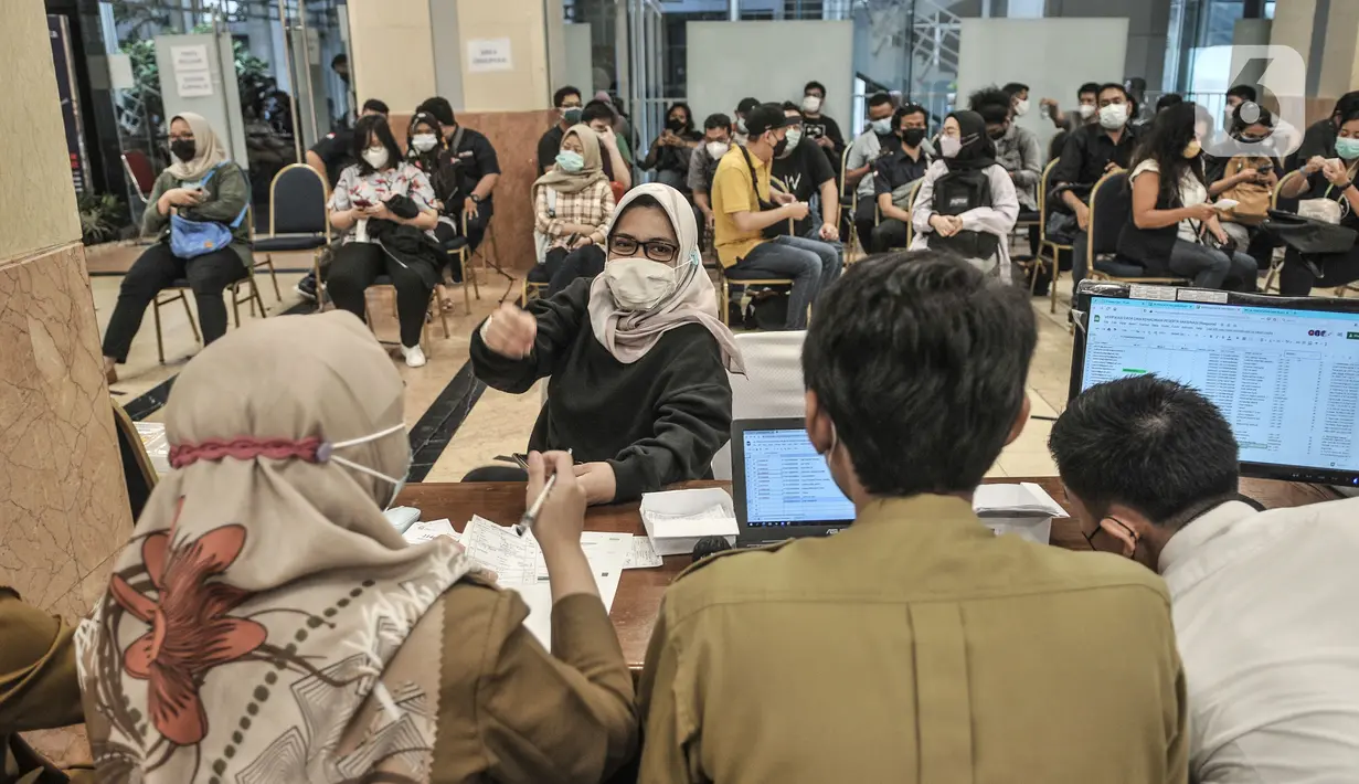 Jurnalis mengambil sertifikat vaksinasi Covid-19 usai menjalani observasi di Balai Kota, Jakarta, Senin (29/3/2021). Vaksinasi ini dimulai pada 24 Maret 2021 hingga 15 April 2021 untuk dosis pertama dengan target 400 orang per hari. (merdeka.com/Iqbal S. Nugroho)