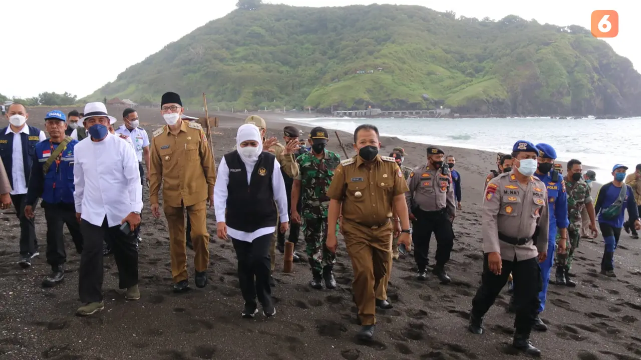 Gubernur Jawa Timur Khofifah Indar Parawansa (Tengah) Didampingi Bupati Jember Hendy Siswanto (Kiri) Meninjau Pantai Payangan Jember. (Hermawan Arifianto/Liputan6.com)