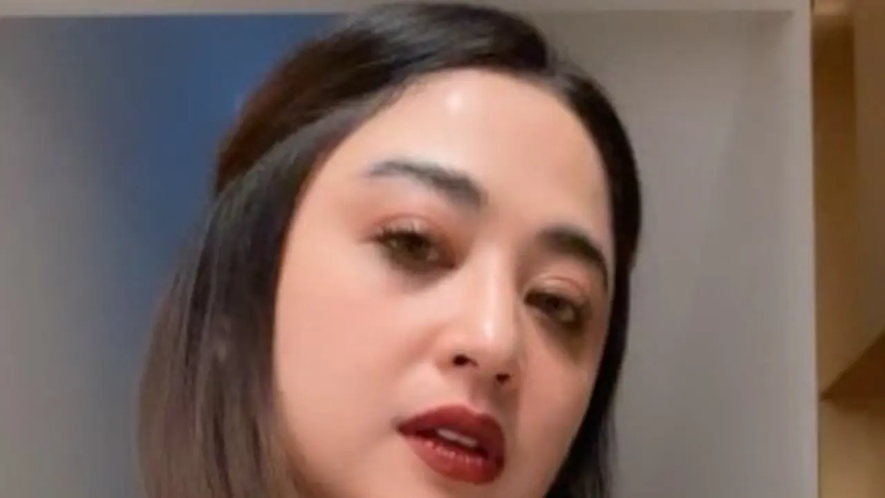 Dewi Perssik (https://www.instagram.com/p/CfJRKFXhz4O/)