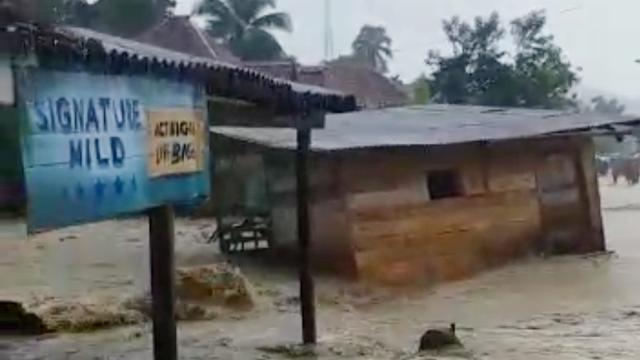 Rumah Warga Hanyut Terbawa Derasnya Arus Banjir Bandang Di Lahat Regional Liputan6 Com