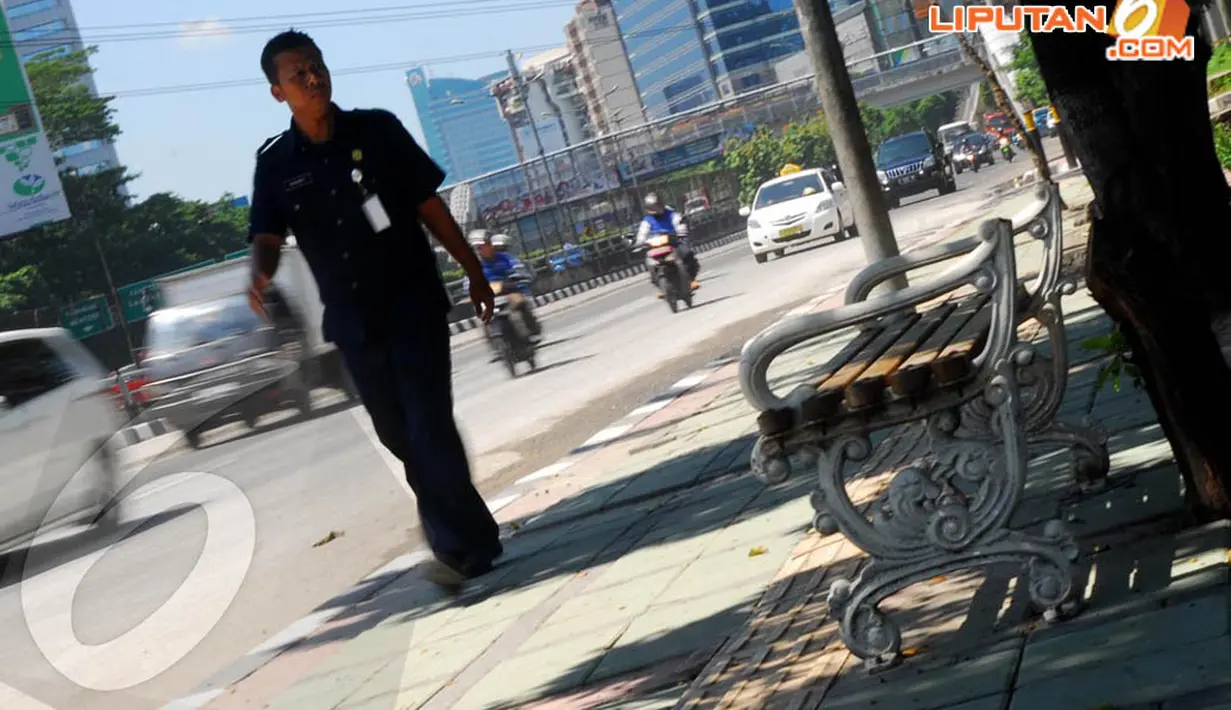 Sejumlah bangku taman di sepanjang Jl Gatot Subroto digergaji dan dicuri oleh orang iseng. (Liputan6.com/Miftahul Hayat)