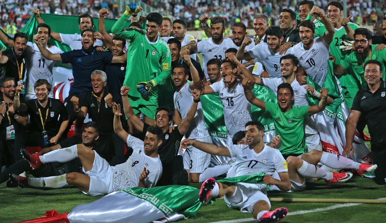 Pemain timnas Iran meluapkan kegembiraan usai mengalahkan Uzbekistan 2-0 dalam kualifikasi Grup A zona Asia di Stadion Azadi, Senin (12/6). Iran menjadi negara ketiga yang memastikan diri tampil ke putaran final Piala Dunia 2018 (AP Photo/Vahid Salemi)