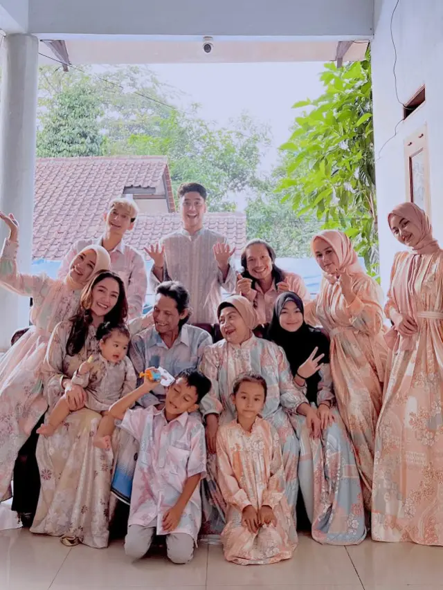 Potret Kenangan Siti Badriah dengan Mendiang Sang Ibunda