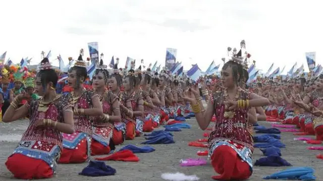 Tarian Kolosal Hebohkan Festival Wakatobi Wave 2017