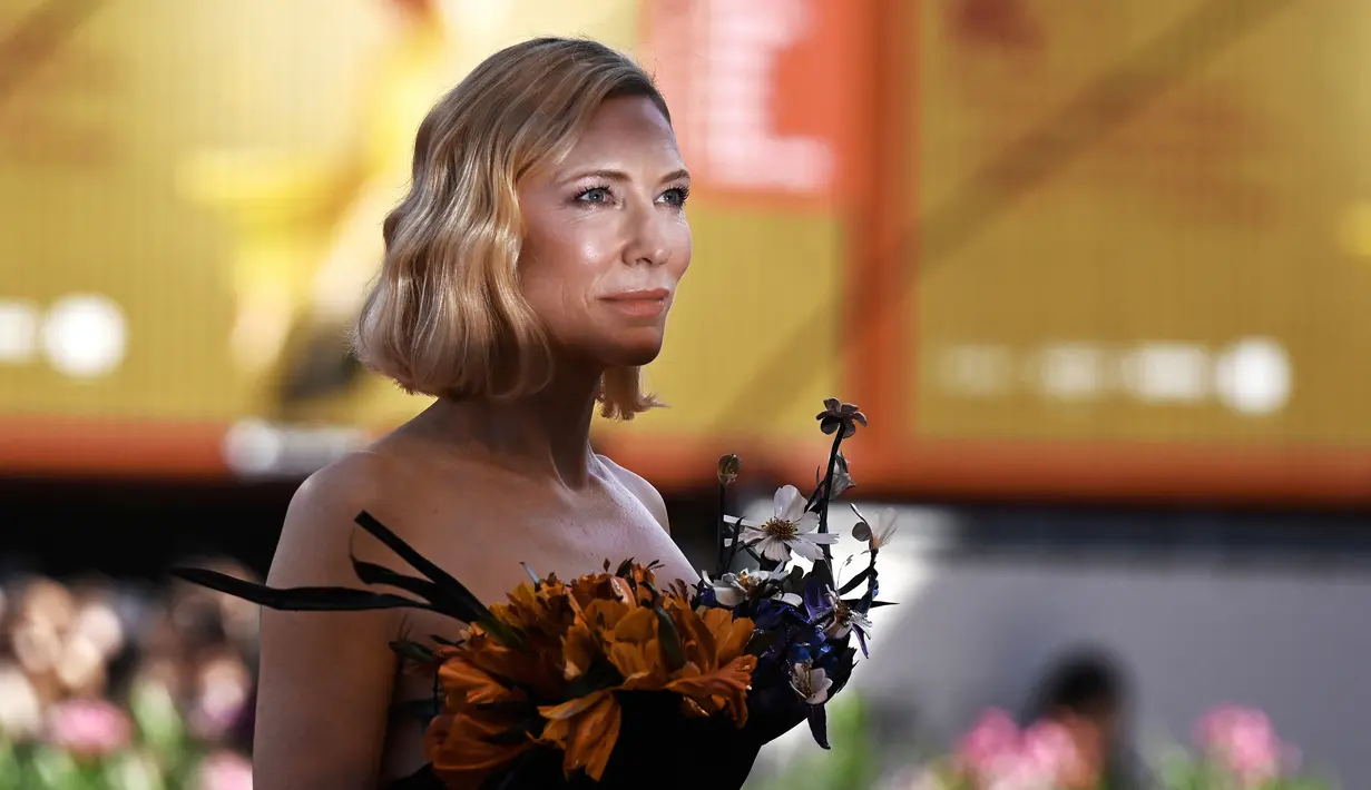 Aktris Australia Cate Blanchett saat tiba untuk pemutaran film 'Tar' pada ajang Venice Film Festival 2022 di Venesia, Italia, 1 September 2022. Desainer Daniel Roseberry membawa sejumlah surealisme pada busana yang dikenakan Cate Blanchett. (Tiziana FABI/AFP)