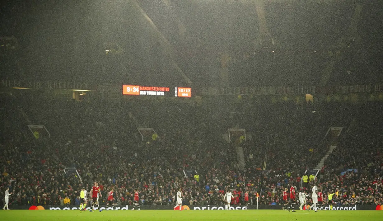 Hujan turun dengan derasnya saat pertandingan sepak bola Grup F Liga Champions antara Manchester United dan Young Boys di Stadion Old Trafford, Manchester, Inggris, 8 Desember 2021. Pertandingan berakhir 1-1. (AP Photo/Dave Thompson)