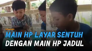 Momen seorang bocah tetap asyik bermain walaup hp nya jadul dan teman-temannya sudah menggunakan hp layar sentuh.