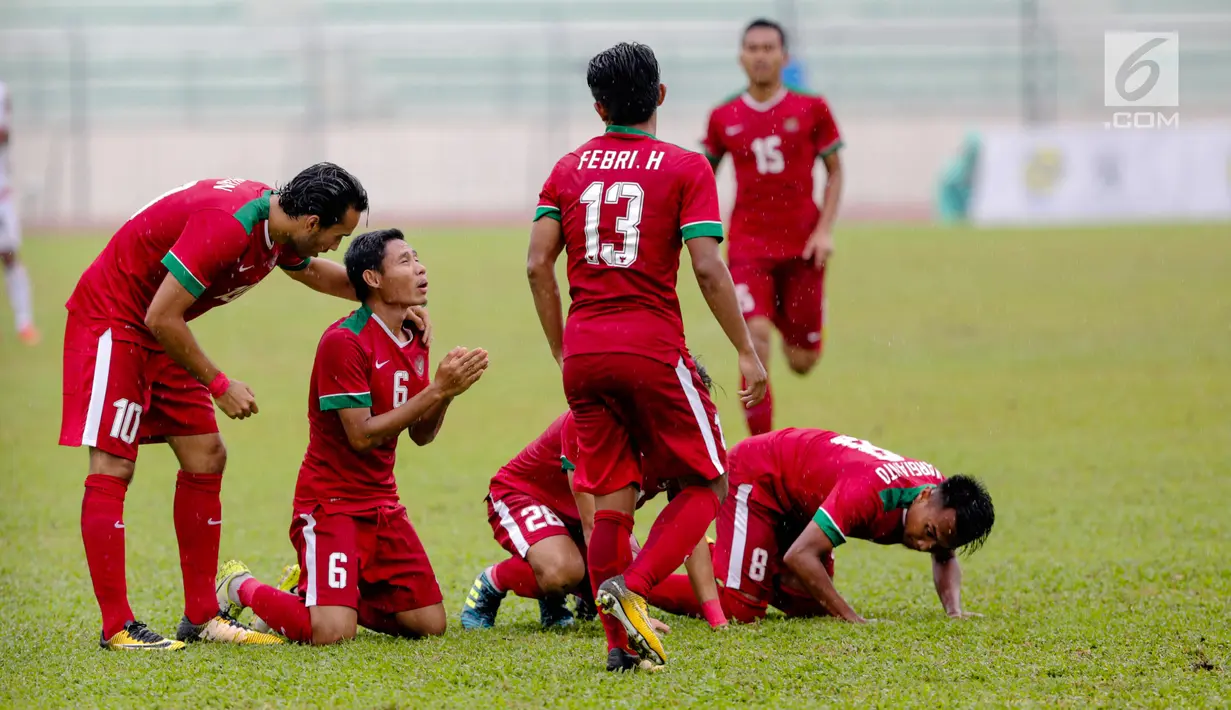 Timnas U-22 Indonesia merayakan gol pertama Indonesia yang dicetak Evan Dimas Darmono saat melawan Myanmar dalam laga final perebutan medali perunggu Sea Games 2017 di Stadion MPS, Selayang, Malaysia, Selasa (29/8). (Liputan6.com/Faizal Fanani)