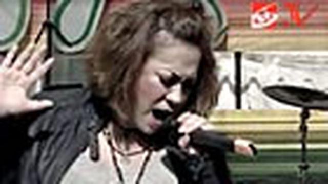 Melly Goeslaw Kembalikan Senyumku - Bayangkan bila aku pergi raga ini