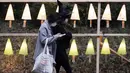 Pengunjung berjalan melewati lentera dan dekorasi bercahaya yang dinyalakan untuk menandai peringatan 100 tahun Kuil Meiji Jingu Shinto di Tokyo, Jumat (30/10/2020). Meiji Jingu, dibangun untuk memberi penghormatan kepada Kaisar Meiji dan Permaisuri Shoken pada tahun 1920 (AP Photo/Eugene Hoshiko)