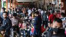 <p>Masyarakat yang hendak mudik menunggu antre di Terminal Kalideres, Jakarta Barat, Senin (25/4/2022). Menteri Perhubungan (Menhub) Budi Karya Sumadi sebelumnya menyarankan masyarakat untuk mudik lebih awal guna menghindari risiko kemacetan lalu lintas. (Liputan6.com/Johan Tallo)</p>