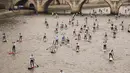Peserta mendayung melewati aliran sunga- sungai selama perlombaan dayung dan perahu di Sungai Seine di Paris, Perancis, Minggu, (2/12). Peserta akan mendayung sejauh 10 km. (AFP)