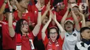 Suporter serempak mengumandangkan deretan lagu sebagai bentuk semangat dan nasionalisme setelah skuad Garuda menyegel kemenangan 2-0 atas The Azkals. (Liputan6.com/Herman Zakharia)
