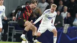 Gelandang Manchester City, Jack Grealish berusaha mengontrol bola dari kawalan pemain FC Copenhagen, Hakon Arnar Haraldsson selama pertandingan lanjutan grup G Liga Champions di Stadion Parken di Kopenhagen, Denmark, Selasa 11 Oktober 2022. FC Copenhagen bermain imbang atas City 0-0. (Liselotte Sabroe/Ritzau Scanpix via AP)