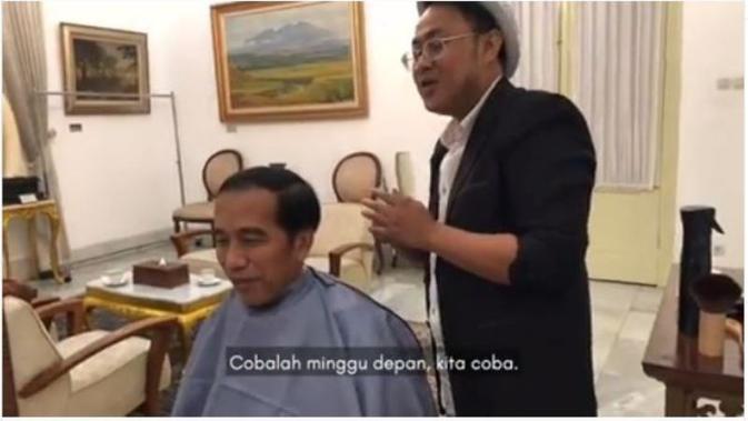 Jokowi bersama tukang cukur langgananya, Herman, dalam vlog terbarunya. (dok.Instagram @jokowi/https://www.instagram.com/p/B0KSTZyBvi6/?igshid=m71e701dv0h1/Henry