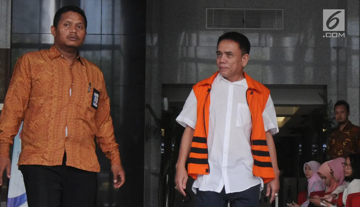Gubernur Aceh nonaktif Irwandi Yusuf (kanan) usai menjalani pemeriksaan oleh penyidik di Gedung KPK, Jakarta, Jumat (26/10). Irwandi Yusuf diperiksa sebagai tersangka terkait dugaan suap gratifikasi sebesar Rp 32 miliar. (Merdeka.com/Dwi Narwoko)