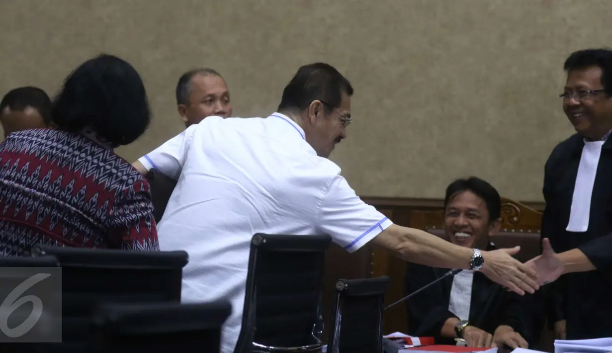 Gamawan Fauzi bersalaman dengan tim kuasa hukum usai menjadi saksi dalam sidang perkara dugaan korupsi proyek e-KTP di Pengadilan Tipikor Jakarta, Kamis (16/3). (Liputan6.com/Helmi Afandi)