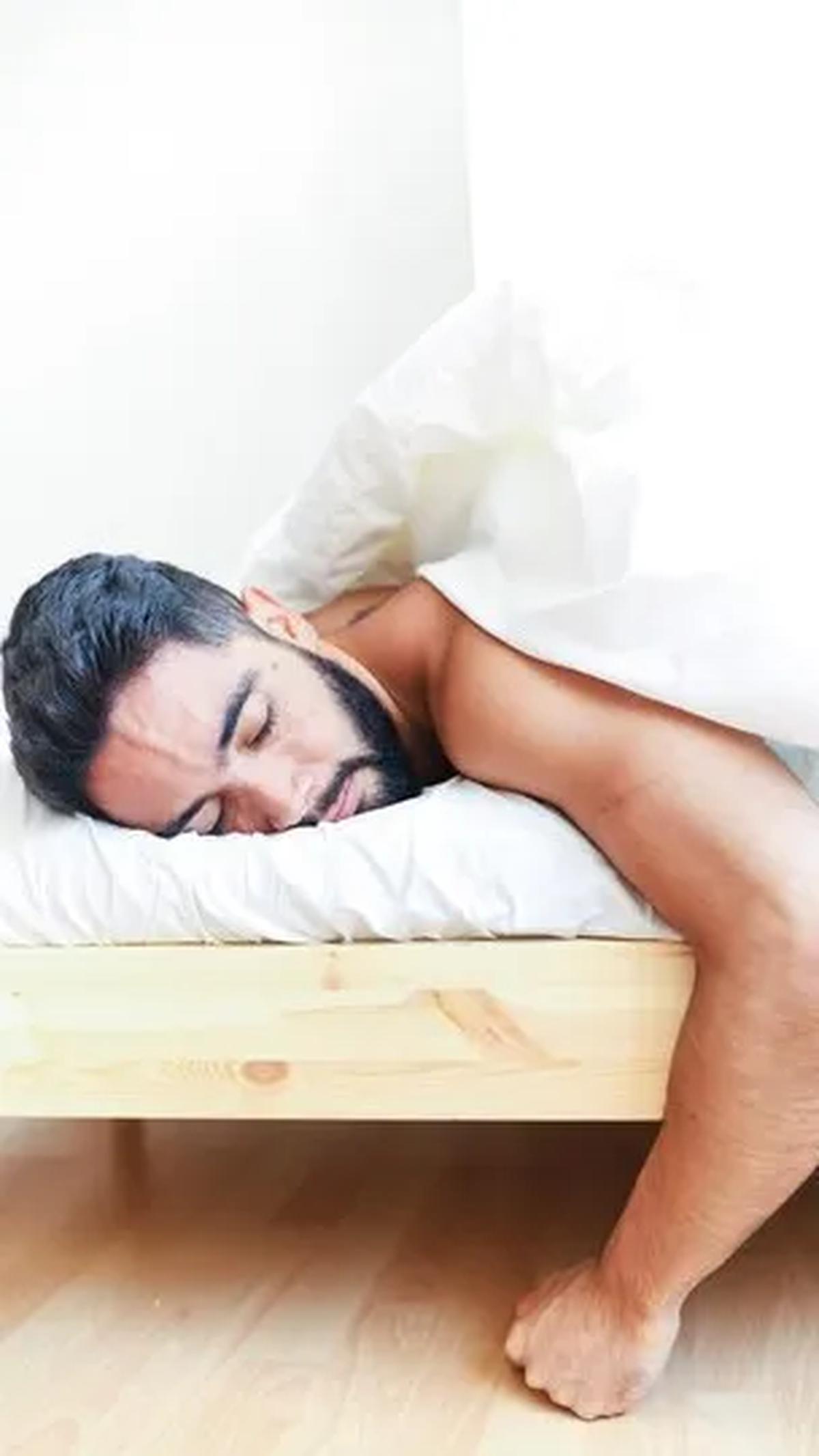 Tidur telanjang, meskipun kurang umum, ternyata memiliki sejumlah manfaat yang dapat meningkatkan kesehatan.
