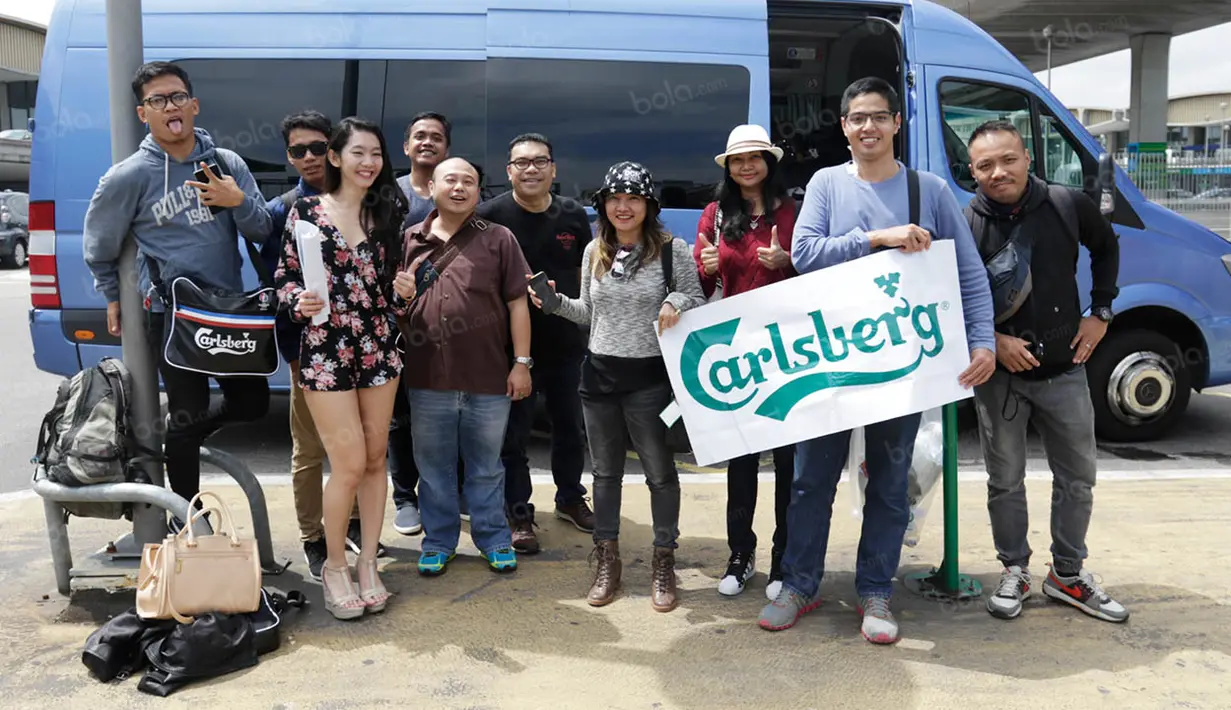 Para pemenang Carlsberg Hospitality foto bersama saat tiba di Bandara Charles de Gaulle, Paris, Jumat (24/6/2016). Produsen bir Carlsberg mengundang mereka untuk menonton langsung Piala Eropa 2016. (Bola.com/Vitalis Yogi Trisna)