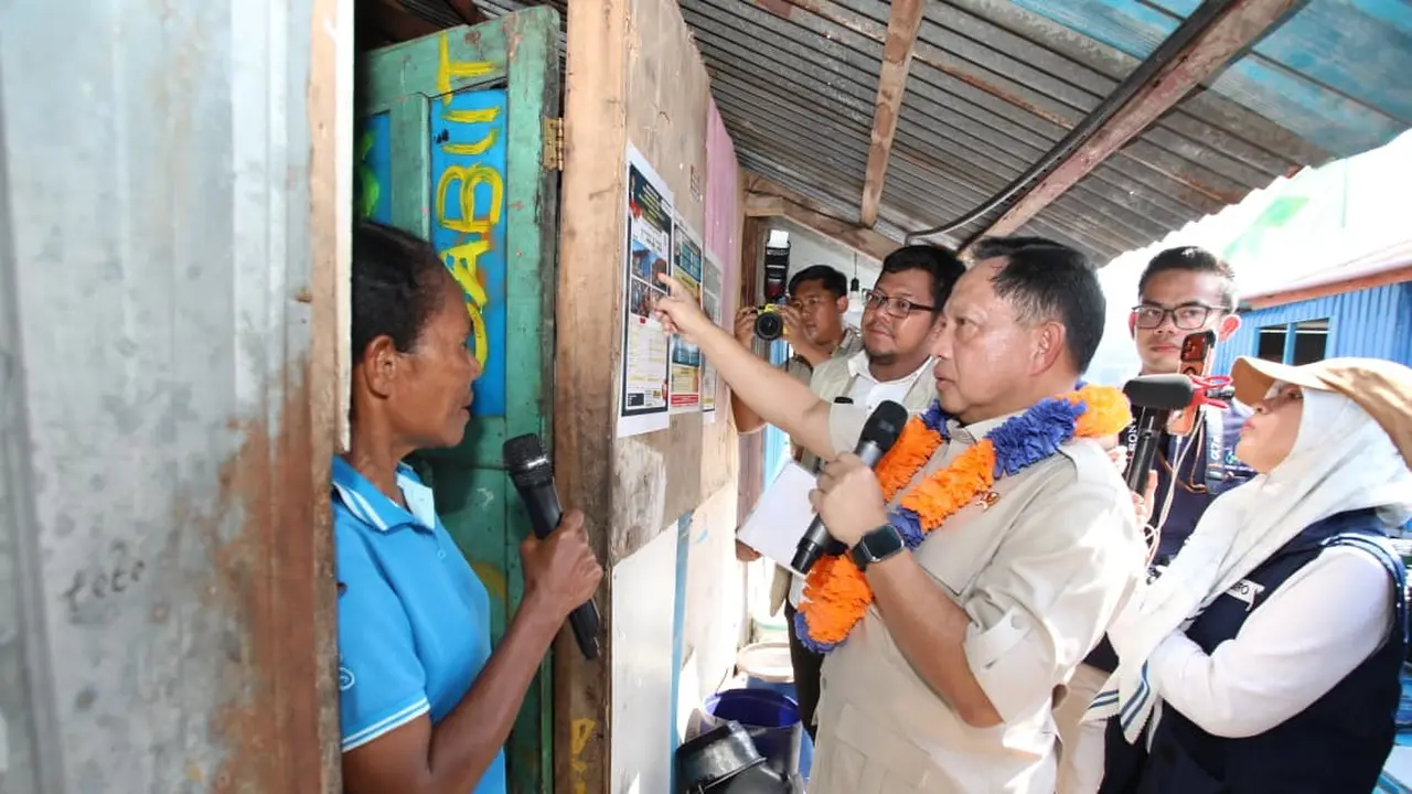 Menteri Dalam Negeri (Mendagri) Muhammad Tito Karnavian mengecek pelaksanaan program Bantuan Stimulan Perumahan Swadaya (BSPS) di kampung nelayan yang masih memerlukan penataan dan peningkatan kualitas lingkungan di Kelurahan Tanjung Ria, Kecamatan Jayapu