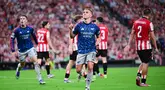 Pemain Arsenal, Leandro Trossard dan Gabriel Martinelli, merayakan gol ke gawang Athletic Bilbao pada matchday pembuka fase liga Liga Champions 2025/2026 di San Mames Stadium pada Selasa, (16/9/2025). (AP Photo/Miguel Oses)
