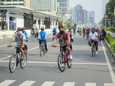 Warga beraktivitas menggunakan sepeda di kawasan Bundaran HI, Jakarta Pusat, Minggu (8/11/2020). Pemerintah Provinsi DKI Jakarta memastikan masa Pembatasan Sosial Berskala Besar (PSBB) transisi yang berakhir pada hari ini kembali diperpanjang. (Liputan6.com/Faizal Fanani)