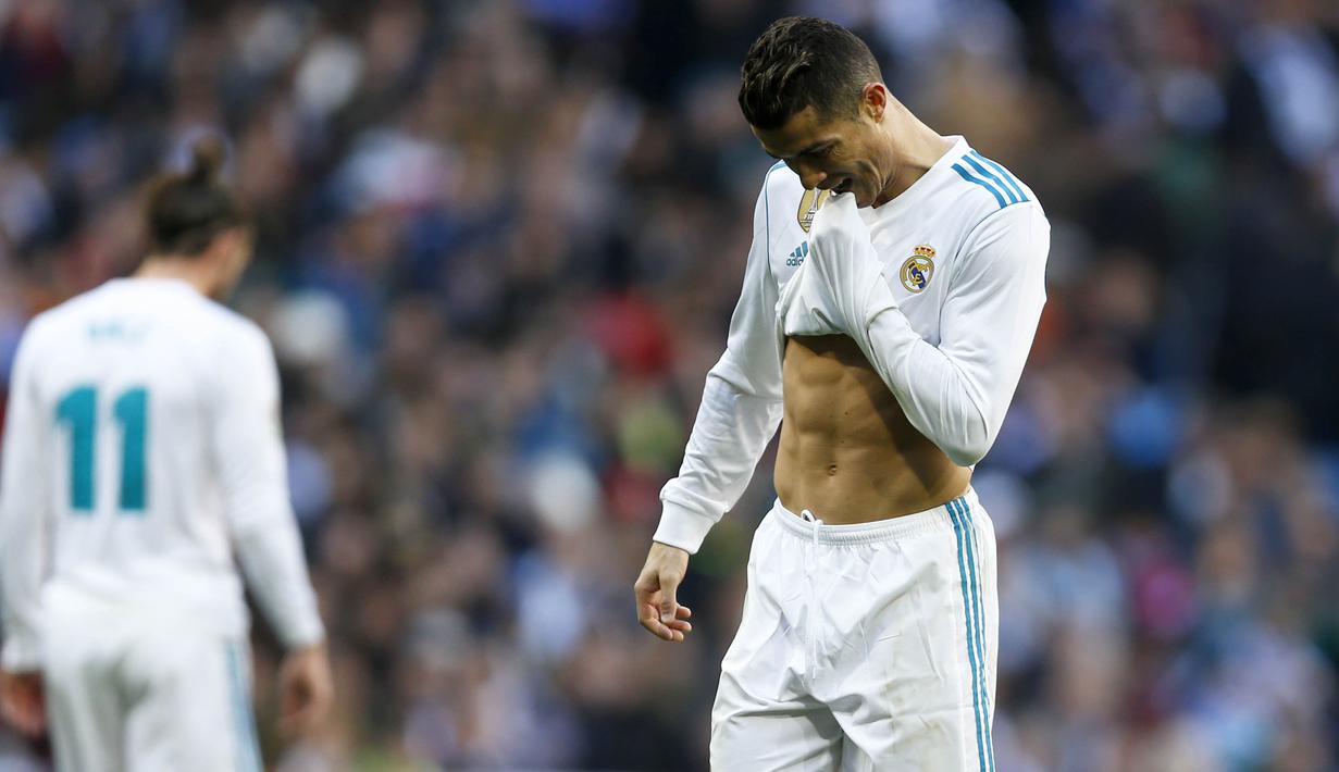 Striker Real Madrid, Cristiano Ronaldo, tampak kecewa usai ditaklukkan Barcelona pada laga bertajuk El Clasico La Liga di Santiago Bernabeu, Sabtu (23/12/2017). Real Madrid takluk 0-3 dari Barcelona. (AP/Francisco Seco)
