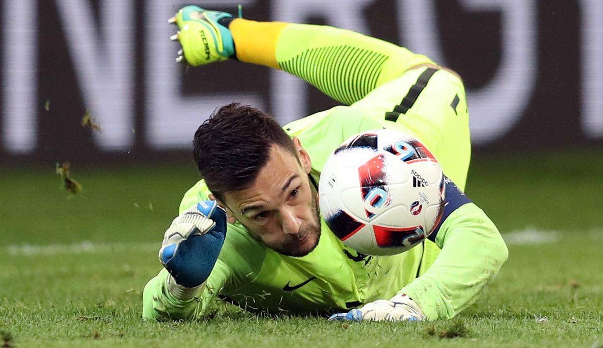 Kiper Prancis, Hugo Lloris berusaha menahan laju bola saat laga melawan Jerman pada semifinal piala Eropa 2016 di Stade Velodrome, Marseille, (7/7/2016). (AFP/Valery Hache)