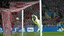 Kiper Liverpool Loris Karius gagal menangkap bola yang ditendang pemain Spartak Moskow, Fernando pada matchday 2 Grup E Liga Champions di Otkrytiye Arena, Rabu (27/9). Liverpool harus puas bermain imbang 1-1 di kandang Spartak Moskow. (AP/Ivan Sekretarev)