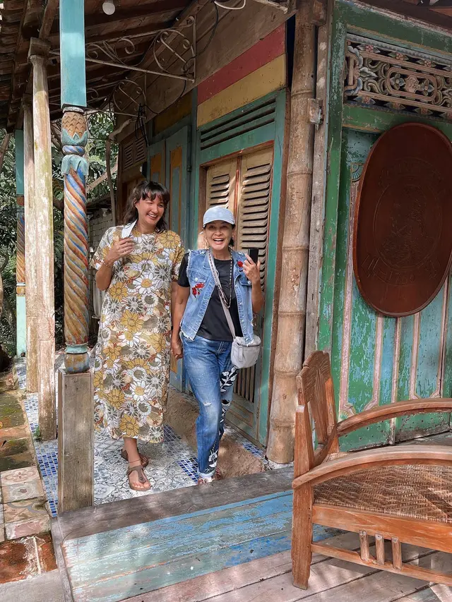 6 Momen Seru Nadine Chandrawinata dan Dimas Anggara Travelling Saat Hamil Besar